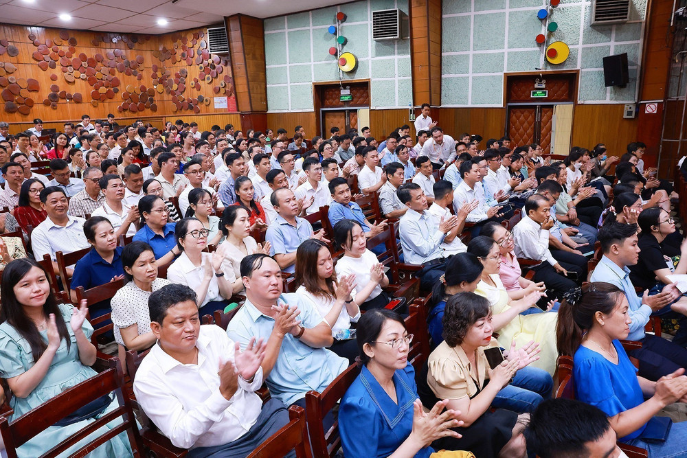 Các cử tri thành phố Cần Thơ tham dự Hội nghị. (Ảnh: Dương Giang/TTXVN) vna-potal-thu-tuong-tiep-xuc-cu-tri-thanh-pho-can-tho-8146431.jpg