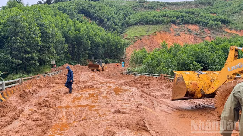 Công tác khắc phục hậu quả mưa lũ được thực hiện 24/24 giờ nhằm mục tiêu thông đường sớm nhất có thể.
