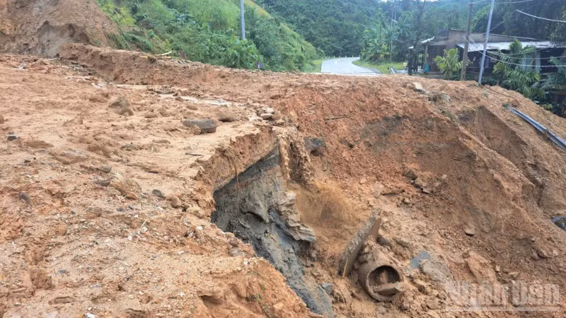Điểm sạt lở trên đường Trường Sơn nhánh đông.