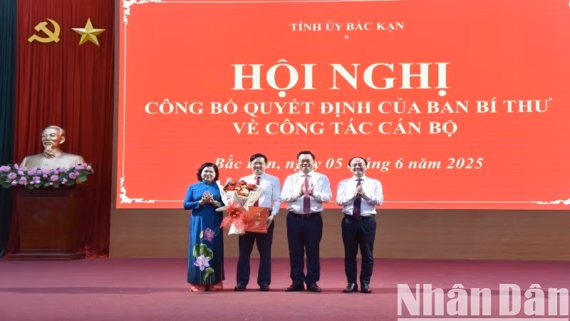 Thường trực Tỉnh ủy Bắc Kạn tặng hoa chúc mừng Tân Phó Bí thư Tỉnh ủy Đinh Quang Tuyên. (Ảnh: TUẤN SƠN)
