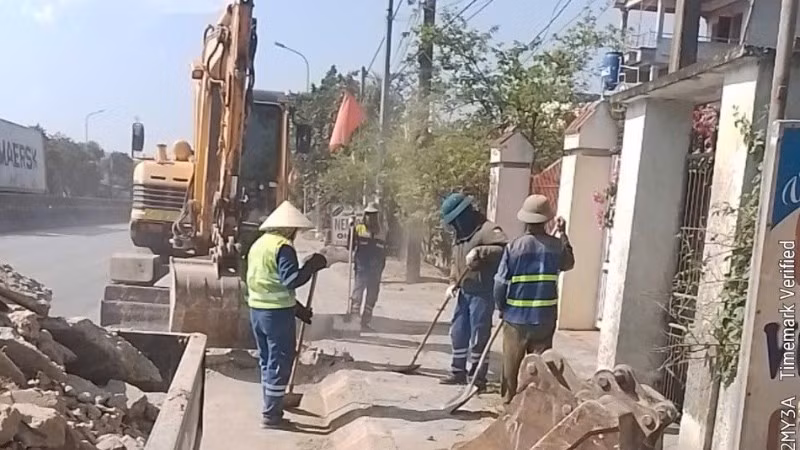 Lực lượng thi công đào bỏ các phần bê tông xi-măng do người dân tự ý đổ để làm lối ra vào nhà, khôi phục công trình thoát nước dọc tuyến.