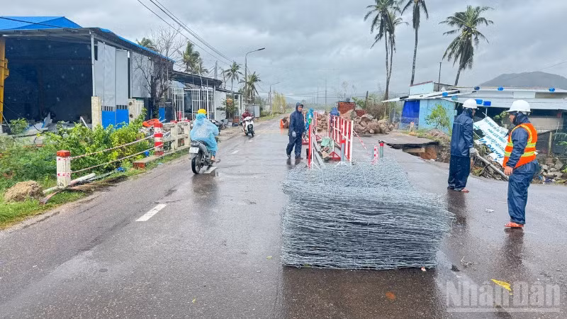 Rọ thép được khu quản lý Đường bộ III hỗ trợ Sở Xây dựng tỉnh Khánh Hòa khắc phục hậu quả mưa lũ lớn.