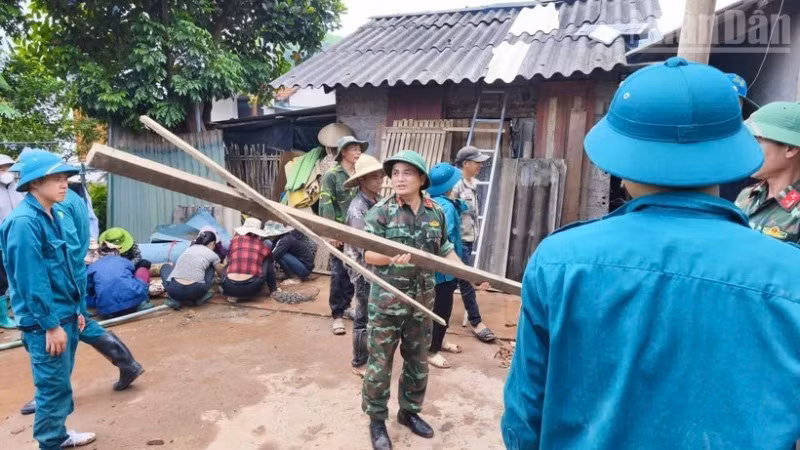 Ban Chỉ huy Phòng thủ khu vực 4, Đình Lập, tỉnh Lạng Sơn hỗ trợ nhân dân chằng chống nhà cửa. (Ảnh: Bộ Chỉ huy Quân sự tỉnh Lạng Sơn)