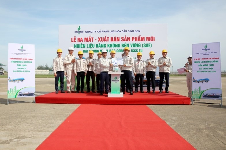 Đại diện Nhà máy Lọc dầu Dung Quất trao sản phẩm SAF cho Công ty Skypec, đánh dấu sự hình thành chuỗi cung ứng SAF đầu tiên tại Việt Nam. anh1.jpg