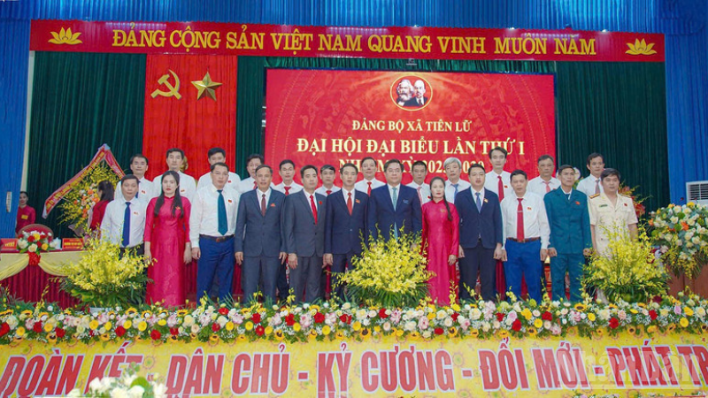 Chủ tịch Ủy ban nhân dân tỉnh Trần Duy Đông với Ban Chấp hành Đảng bộ xã Tiên Lữ.