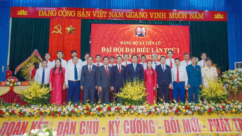 Chủ tịch Ủy ban nhân dân tỉnh Trần Duy Đông với Ban Chấp hành Đảng bộ xã Tiên Lữ.