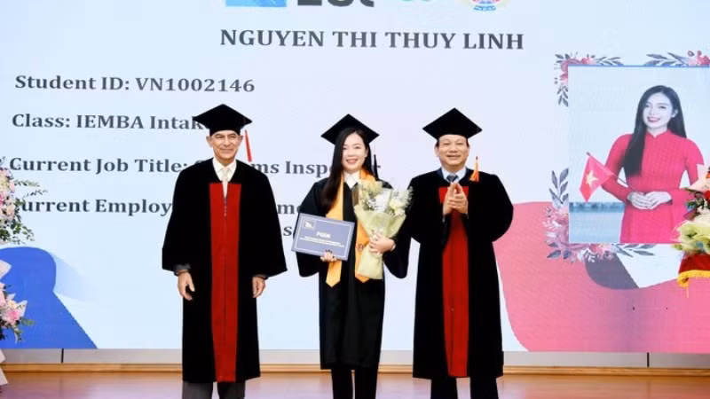 Tân thạc sĩ nhận bằng tốt nghiệp Chương trình thạc sĩ điều hành Quản trị kinh doanh quốc tế.