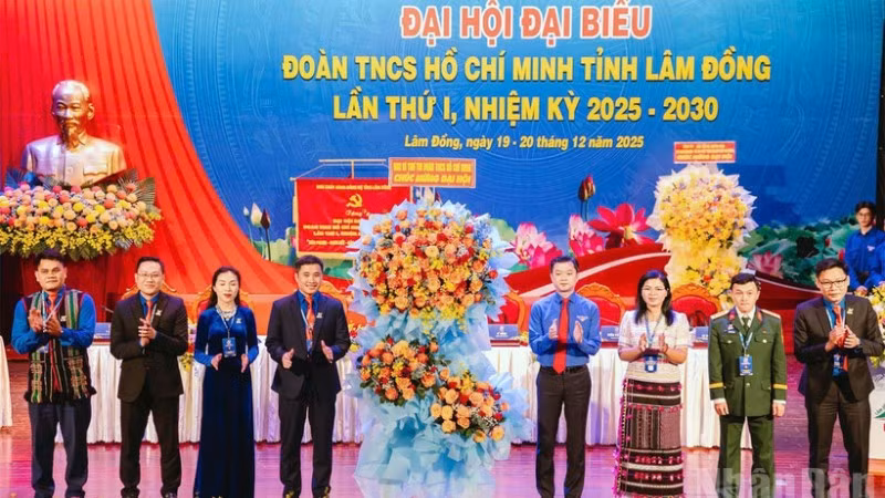 Bí thư Thường trực Ban Chấp hành Trung ương Đoàn, Chủ tịch Trung ương Hội Sinh viên Việt Nam Nguyễn Minh Triết chúc mừng đại hội.