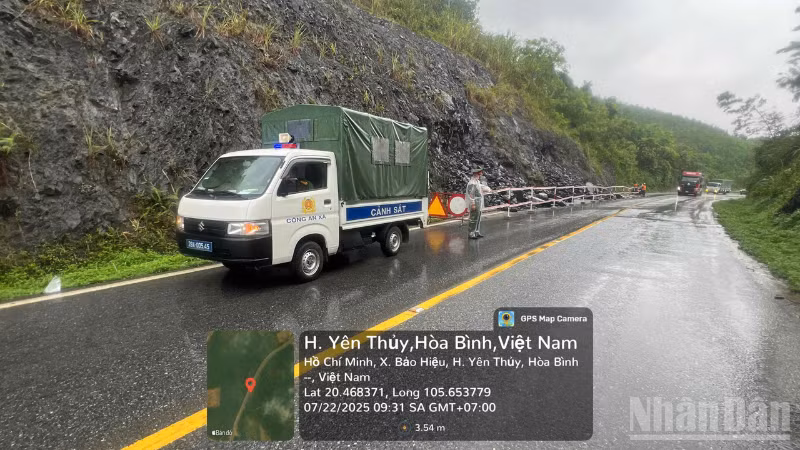 Cục đường bộ Việt Nam phối hợp cùng các lực lượng chức năng trực cảnh báo các phương tiện đi lại tuyến Hòa Bình-Sơn La đoạn có ta-luy dương sạt lở tại cơn bão số 3 vừa qua.