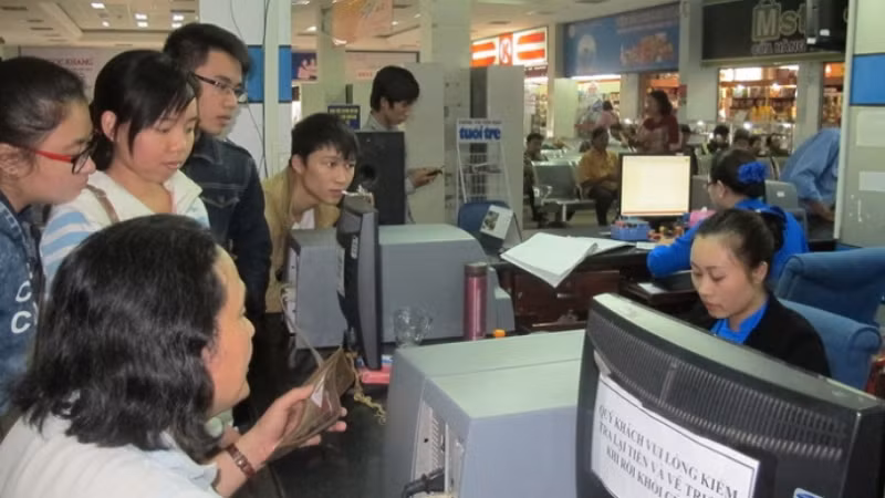 Mùa thi năm 2026, ngành đường sắt triển khai chương trình ưu đãi giảm 10% giá vé tàu khách trên tất cả các tuyến đối với học sinh tham dự kỳ thi tốt nghiệp Trung học phổ thông và các kỳ tuyển sinh vào các trường đại học, học viện, cao đẳng, trung học chuyên nghiệp và cơ sở giáo dục nghề nghiệp.