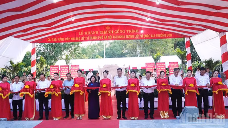Nghi lễ khánh thành Dự án Cải tạo, nâng cấp Khu mộ liệt sĩ thành phố Hà Nội tại Nghĩa trang Liệt sĩ quốc gia Trường Sơn.