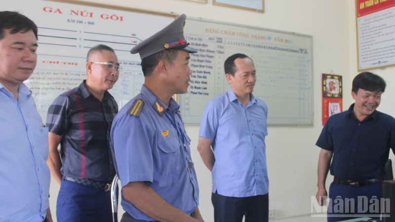 Cục trưởng Cục Đường sắt Việt Nam - Trần Thiện Cảnh (thứ 2 , từ bên phải) đi kiểm tra thực tế hiện trường công tác an toàn chạy tàu, hạ tầng đường sắt khu vực Hà Ninh. ndo_br_thiet-ke-chua-co-ten-39.png