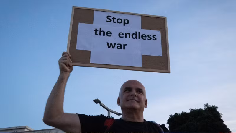 Người dân tại Tel Aviv, Israel, tham gia biểu tình phản đối chiến tranh. (Ảnh: THX/TTXVN)