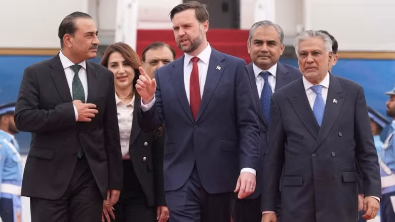 Phó Tổng thống JD Vance (giữa, phía trước) dẫn đầu phái đoàn Mỹ tới Pakistan để tham gia cuộc đàm phán với phía Iran ngày 11/4/2026. Ảnh: THX/TTXVN