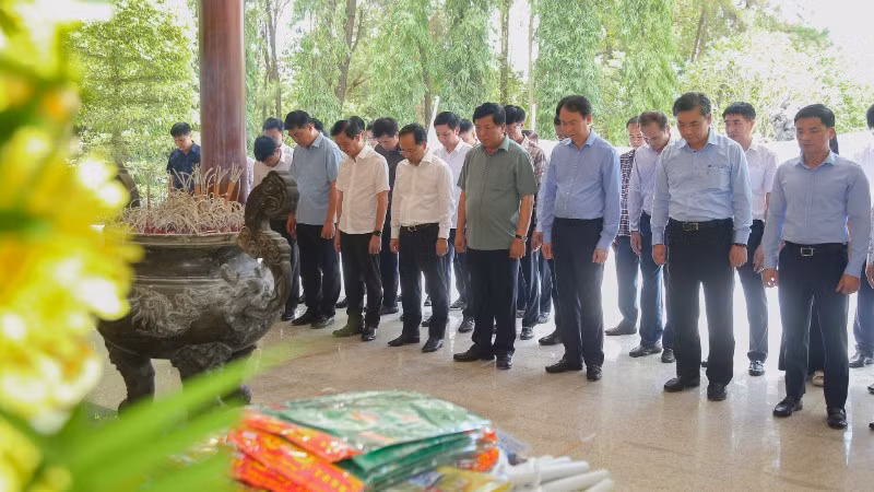 Bộ trưởng Xây dựng Trần Hồng Minh và đoàn công tác Bộ Xây dựng dâng hương tưởng niệm tại Nghĩa trang liệt sĩ Trường Sơn. (Ảnh: Báo Xây dựng)