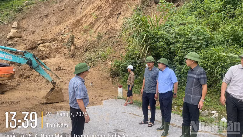 Lãnh đạo Cục Đường bộ Việt Nam đi kiểm tra thiệt hại cho ngành đường bộ sau cơn bão số 3 Wipha.