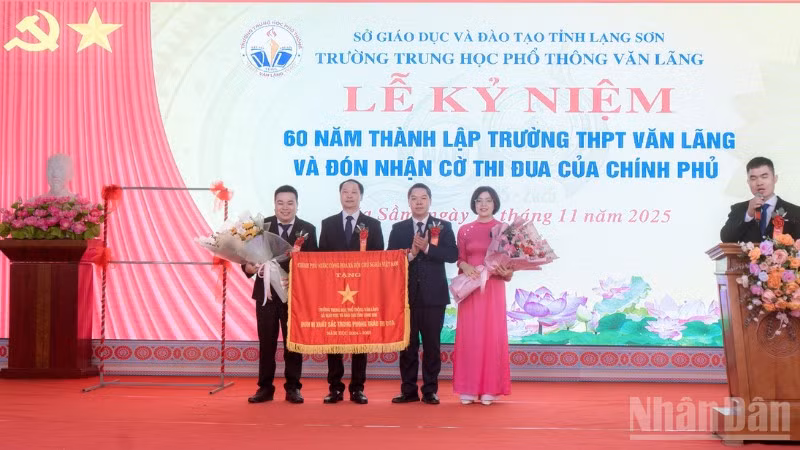 Phó Chủ tịch Ủy ban nhân dân tỉnh Lạng Sơn Đoàn Thanh Sơn tặng Cờ Thi đua của Chính phủ cho Trường THPT Văn Lãng.