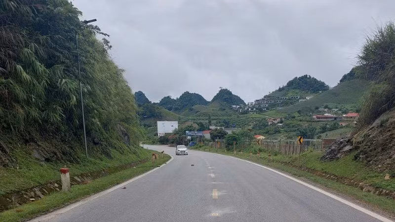 Thí điểm lắp đặt hệ thống đinh phản quang năng lượng mặt trời trên đoạn Km176+200-Km176+700, Quốc lộ 6, thuộc xã Vân Hồ, tỉnh Sơn La.