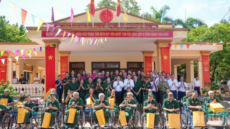 Chủ tịch nước Lương Cường tặng quà các thương binh tại Trung tâm điều dưỡng thương binh Duy Tiên nhân dịp 27/7