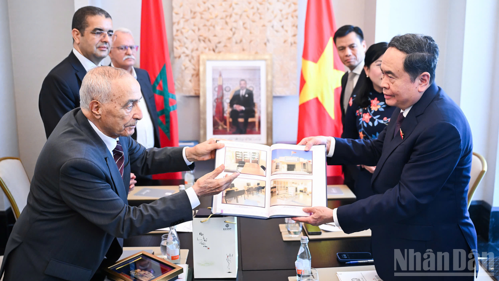 Chủ tịch Hội hữu nghị Morocco-Việt Nam Mustapha El Ktiri trao quà lưu niệm tặng Chủ tịch Quốc hội Trần Thanh Mẫn. ndo_br_thiet-ke-chua-co-ten-41.png