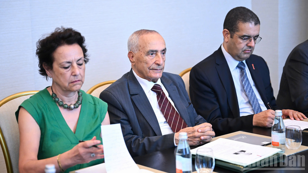 Chủ tịch Hội hữu nghị Morocco-Việt Nam Mustapha El Ktiri và các đại biểu. ndo_br_thiet-ke-chua-co-ten-40.png