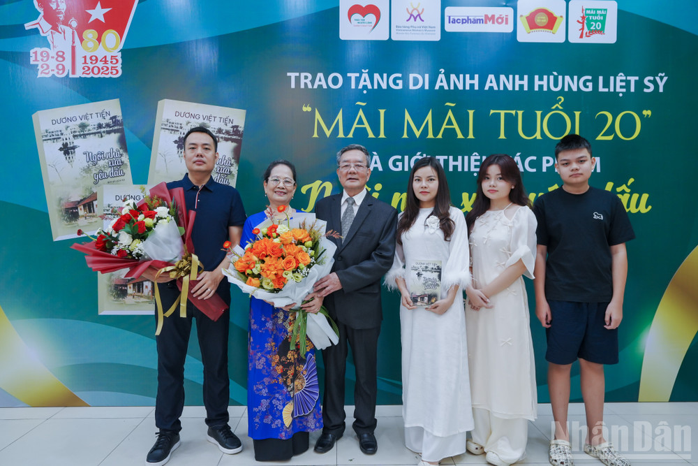 Gia đình ông Dương Quang Trị-bà Lưu Thị Hương cùng tác giả Dương Việt Tiến (phía ngoài cùng bên trái) tại lễ ra mắt cuốn hồi ký "Mái nhà xưa yêu dấu" ndo_br_3-gia-dinh-tac-gia-duong-viet-tien.jpg