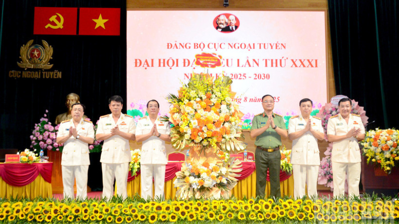 Thượng tướng Phạm Thế Tùng, Ủy viên Ban Thường vụ Đảng ủy Công an Trung ương, Thứ trưởng Công an tặng hoa chúc mừng Đại hội. (Ảnh: PHẠM CƯỜNG)