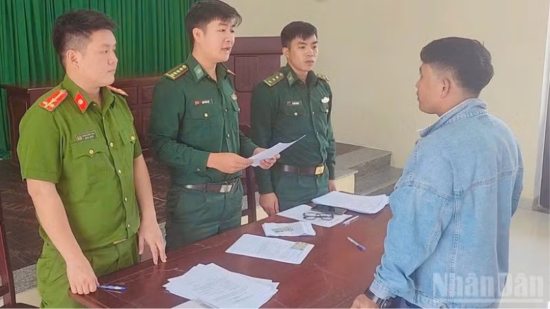 Lực lượng chức năng tỉnh Quảng Ngãi tống đạt quyết định xử phạt IUU cho người vi phạm.
