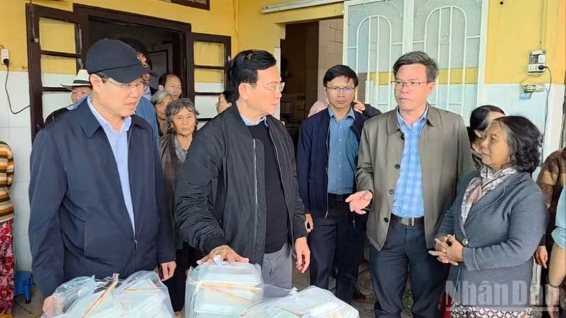 Chủ tịch Ủy ban nhân dân tỉnh Lâm Đồng Hồ Văn Mười (thứ hai, bên trái) đến thăm, động viên người dân đang sơ tán tránh lũ tại xã D'Ran.