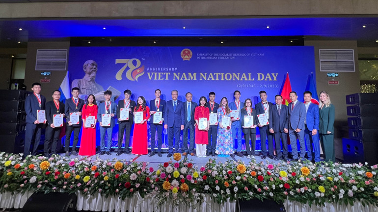 Trao giấy khen tặng các sinh viên Việt Nam có thành tích xuất sắc trong học tập. (Ảnh: XUÂN HƯNG)