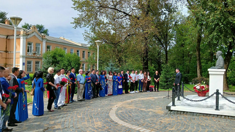 Lễ đặt hoa tại tượng đài Chủ tịch Hồ Chí Minh tại thành phố Vladivostok.