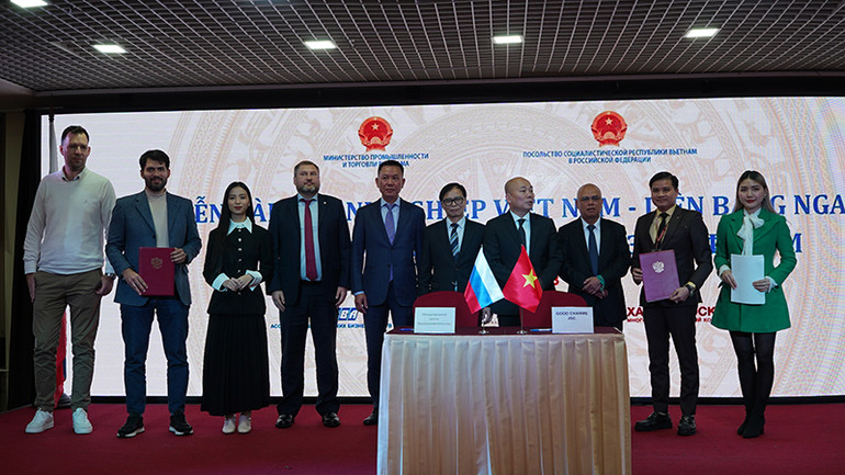 Đại diện doanh nghiệp Việt Nam và Liên bang Nga ký thỏa thuận hợp tác. (Ảnh: XUÂN HƯNG)