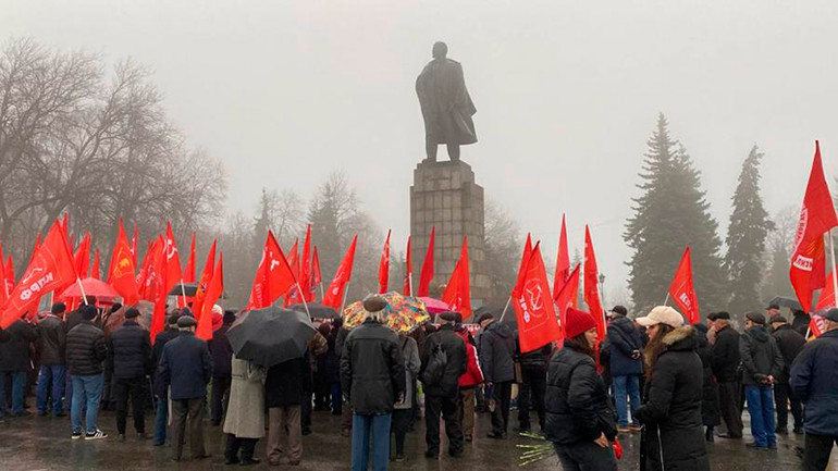 Người dân tại thành phố Ulyanovsk - quê hương Lênin tổ chức mít-tinh kỷ niệm 106 năm Cách mạng Tháng Mười Nga. (Ảnh: 73KPRF.RU)