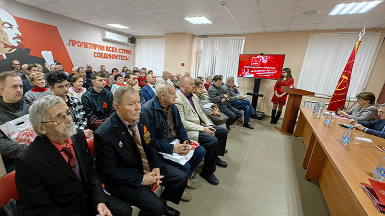 Tại thành phố Ivanovo đông đảo người dân tổ chức lễ kỷ niệm 106 năm Cách mạng Tháng Mười lịch sử. (Ảnh: IVKPRF.RU)