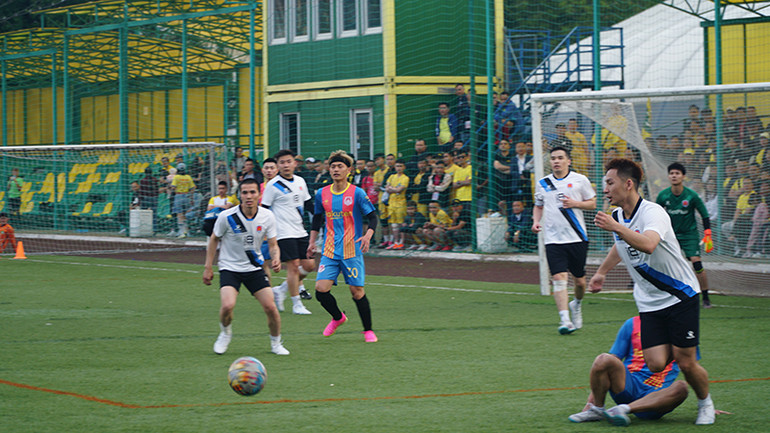 Pha bóng trong trận đấu giữa “AFC Hà Nội” và “Hưng Yên Moscow”. (Ảnh: Xuân Hưng)