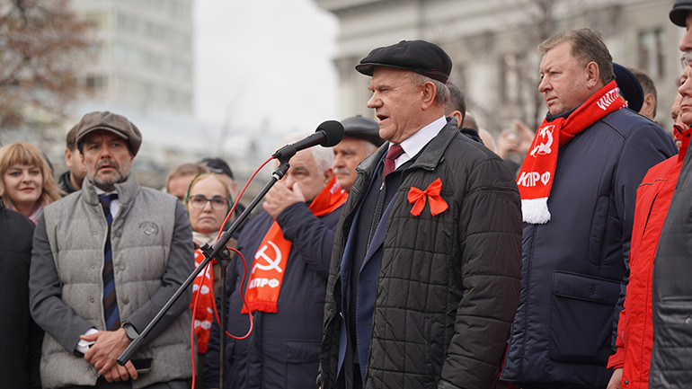 Chủ tịch Đảng Cộng sản Liên bang Nga Genady Zyuganov phát biểu tại lễ mít-tinh. (Ảnh: XUÂN HƯNG)