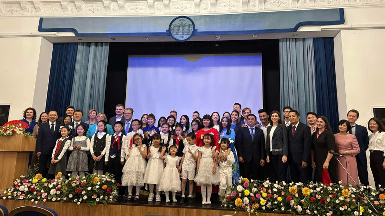 Các đại biểu cùng toàn thể học sinh, sinh viên hai nước hát vang bài hát “Như có Bác Hồ trong ngày vui đại thắng” bằng tiếng Việt. (Ảnh: THÙY VÂN) Các đại biểu cùng toàn thể học sinh, sinh viên hai nước hát vang bài hát “Như có Bác Hồ trong ngày vui đại thắng” bằng tiếng Việt. (Ảnh: THÙY VÂN)