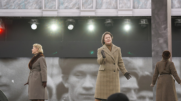 Các nghệ sĩ biểu diễn các ca khúc bất hủ thời Xô-viết.