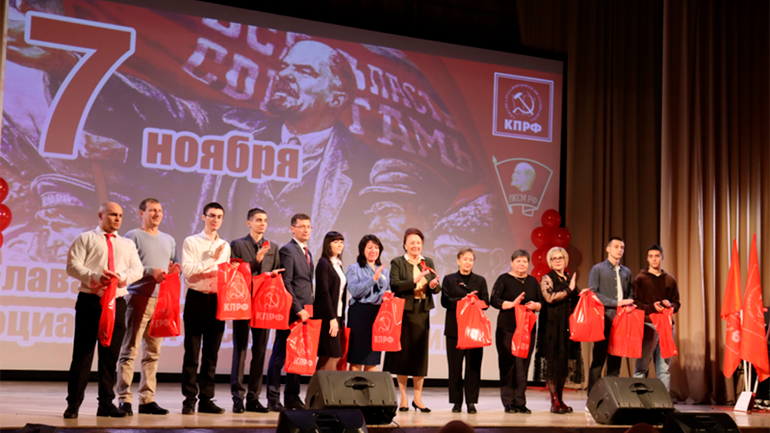 Tại thành phố Volgograd tổ chức buổi hòa nhạc nhân kỷ niệm Cách mạng Tháng Mười. (Ảnh: KPRF.RU)