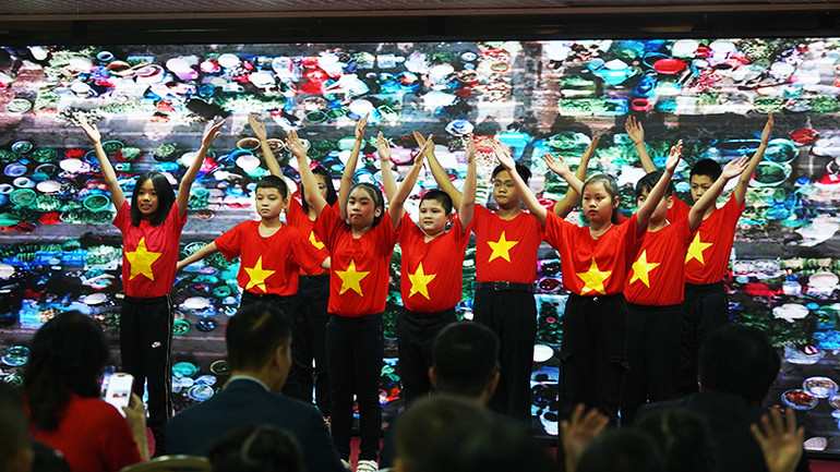 Các em học sinh biểu diễn tiết mục văn nghệ chào mừng Ngày nhà giáo Việt Nam 20/11. (Ảnh: XUÂN HƯNG)