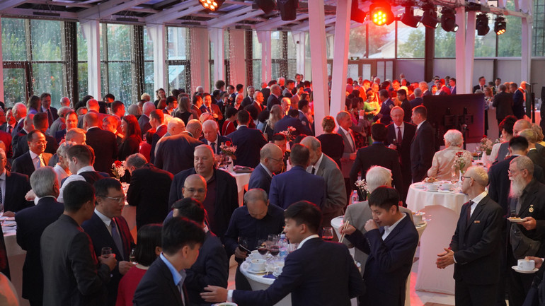 Đông đảo khách mời tham dự sự kiện. (Ảnh: XUÂN HƯNG)