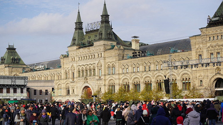 Nhiều người dân Moskva tập trung tại Quảng trường Đỏ ngày khai mạc bảo tàng.