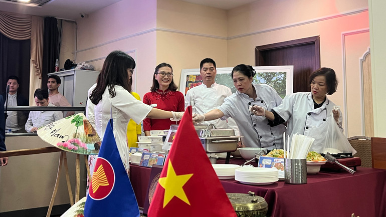 Gian hàng ẩm thực Việt Nam tại sự kiện. (Ảnh: Xuân Hưng)