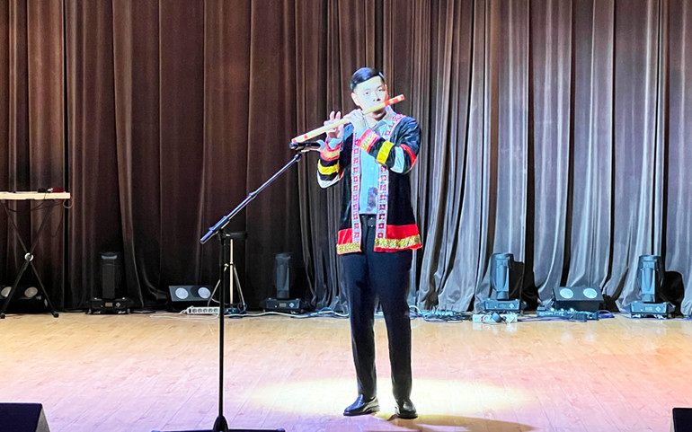 Biểu diễn tiết mục nhạc cụ dân tộc tại đêm văn nghệ. (Ảnh: Xuân Hưng)