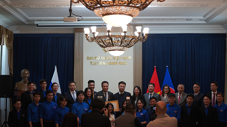 Đại sứ Việt Nam tại Nga Đặng Minh Khôi, các đại biểu và đoàn viên, thanh niên chụp ảnh lưu niệm. (Ảnh: XUÂN HƯNG)