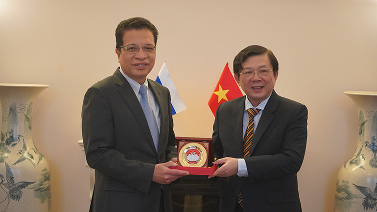 Phó Chủ tịch Ủy ban Trung ương Mặt trận Tổ quốc Việt Nam Nguyễn Hữu Dũng tặng Đại sứ Việt Nam tại Nga Đặng Minh Khôi quà lưu niệm. (Ảnh: XUÂN HƯNG) Phó Chủ tịch Ủy ban Trung ương Mặt trận Tổ quốc Việt Nam Nguyễn Hữu Dũng tặng Đại sứ Việt Nam tại Nga Đặng Minh Khôi quà lưu niệm. (Ảnh: XUÂN HƯNG)