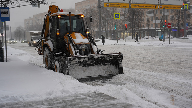 Thiết bị chuyên dụng cỡ lớn làm việc hết công suất để bảo đảm không bị tắc nghẽn các tuyến phố có nhiều phương tiện giao thông đi lại. (Ảnh: XUÂN HƯNG)