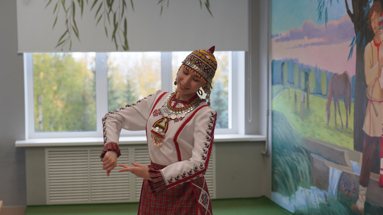 Cô gái Chuvash thể hiện điệu múa truyền thống, mang đậm văn hóa dân tộc mình. Cô gái Chuvash thể hiện điệu múa truyền thống, mang đậm văn hóa dân tộc mình.