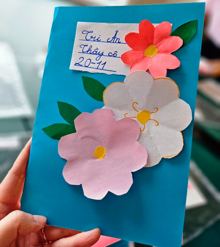 Tấm thiếp chúc mừng Ngày 20/11 của một đội thi “Khéo tay hay làm”. (Ảnh: XUÂN HƯNG)