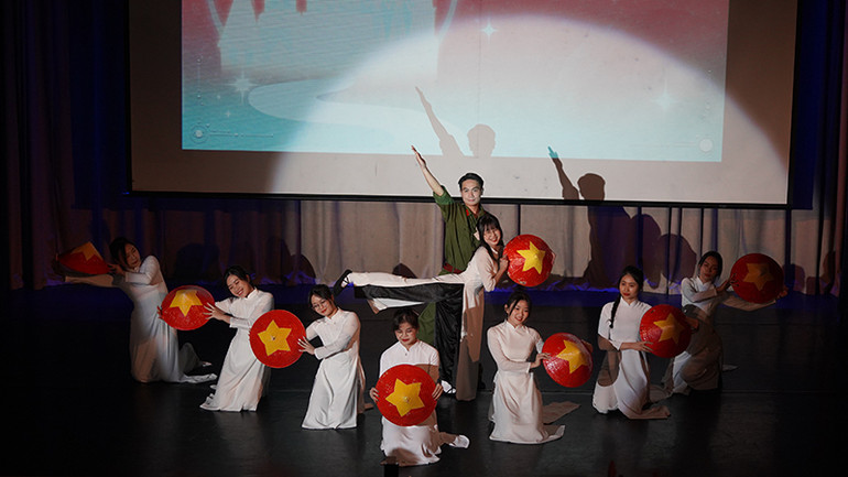 Một tiết mục trong phần thi tài năng. Một tiết mục trong phần thi tài năng.